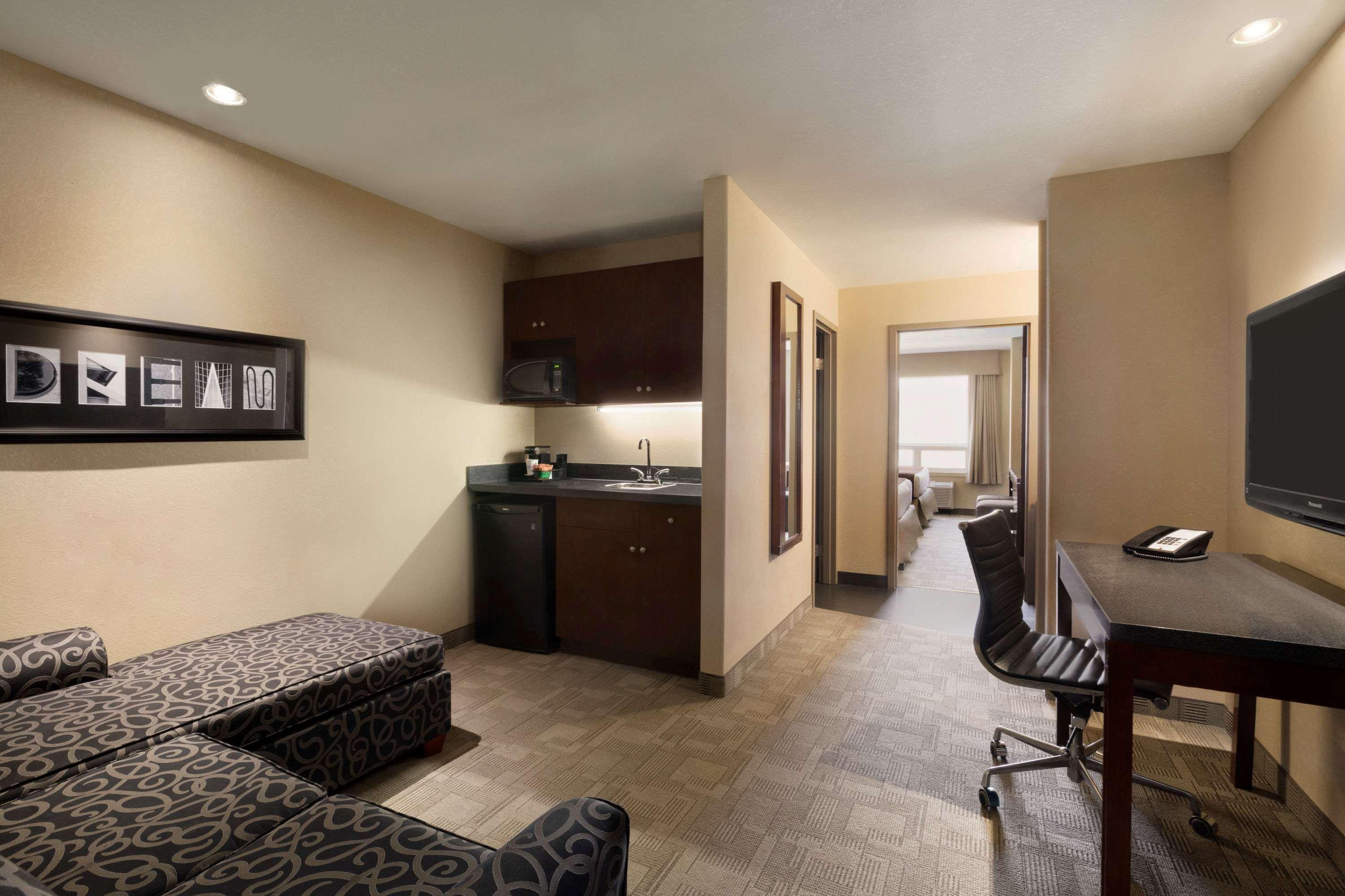Days Inn By Wyndham Regina Airport West Ngoại thất bức ảnh