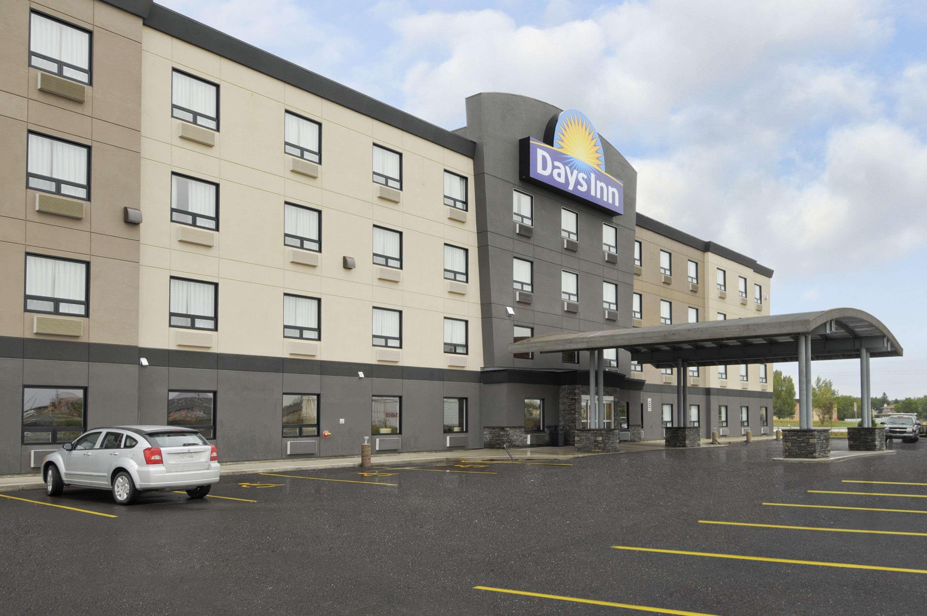 Days Inn By Wyndham Regina Airport West Ngoại thất bức ảnh