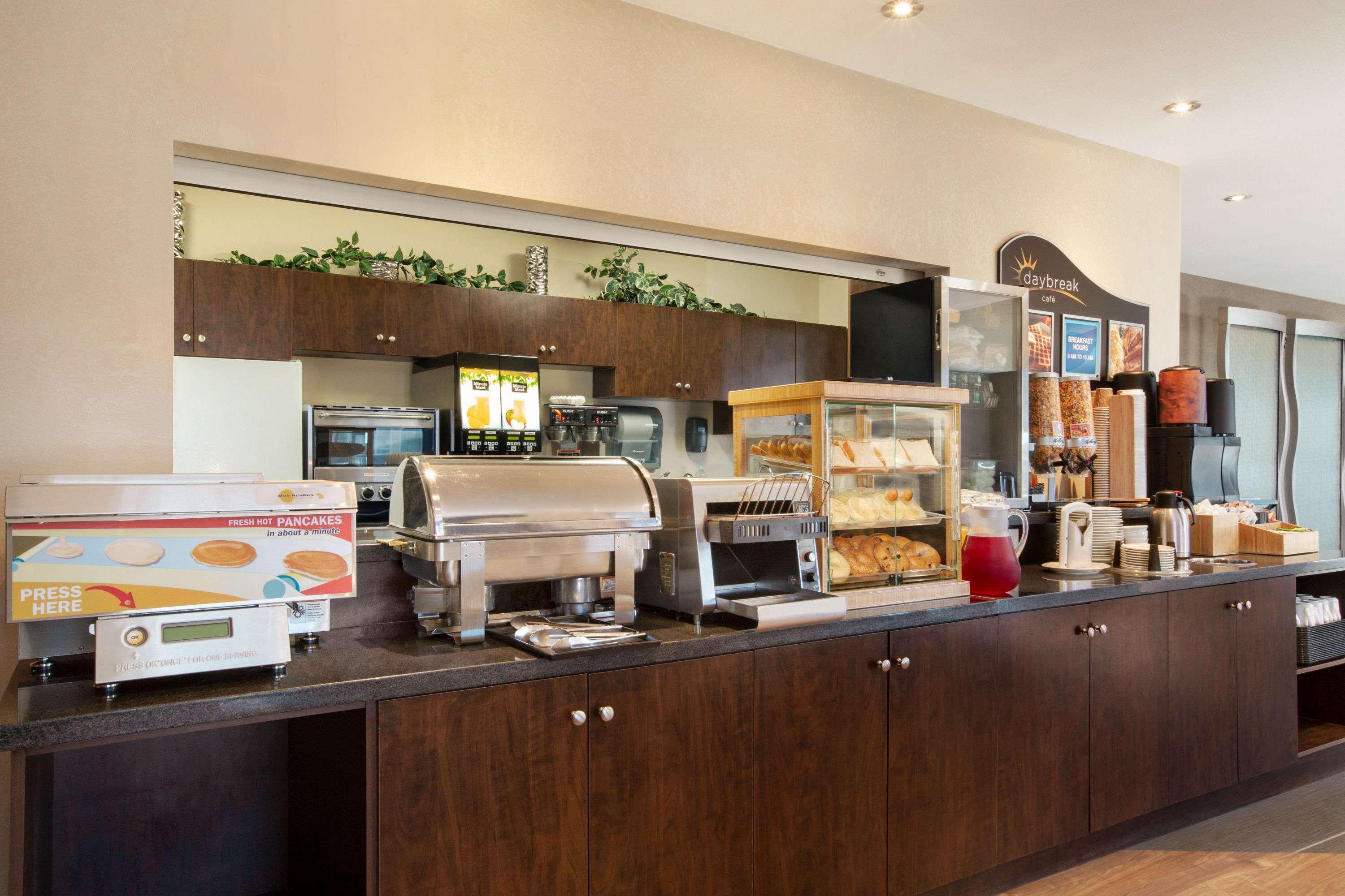 Days Inn By Wyndham Regina Airport West Ngoại thất bức ảnh