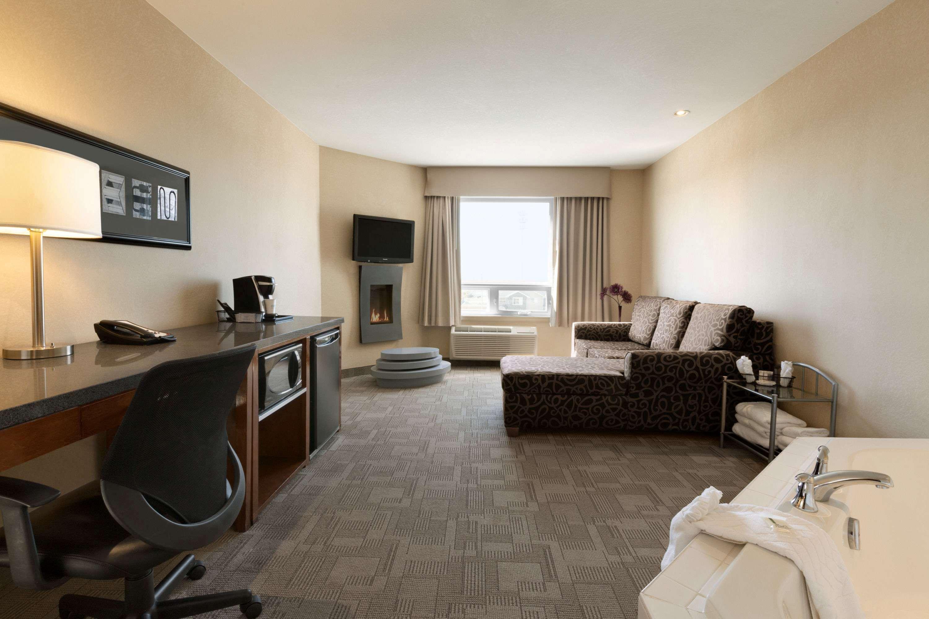 Days Inn By Wyndham Regina Airport West Ngoại thất bức ảnh