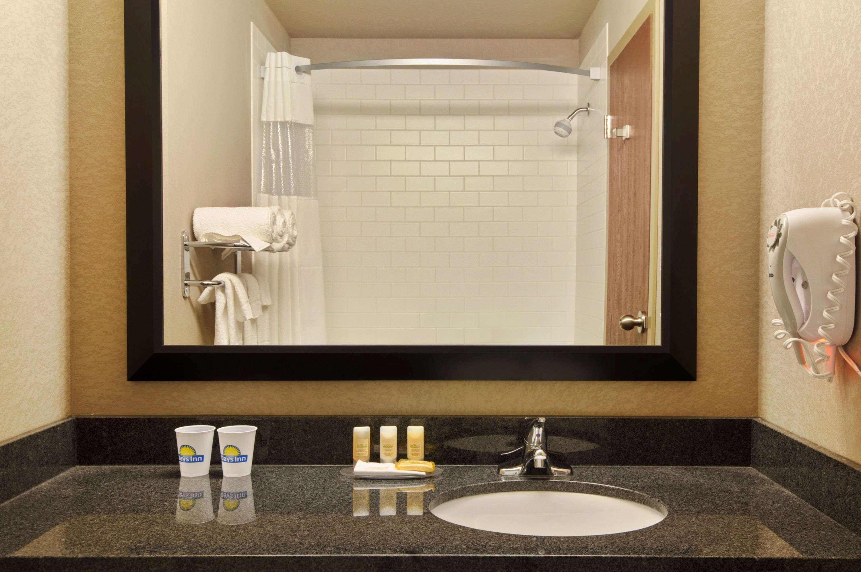 Days Inn By Wyndham Regina Airport West Ngoại thất bức ảnh