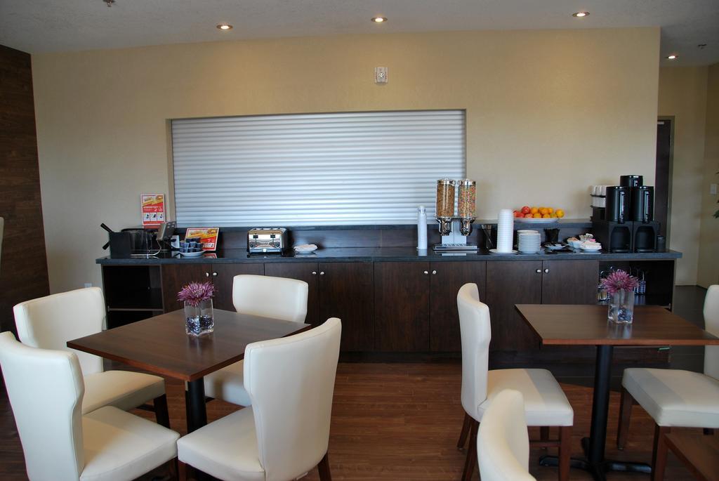 Days Inn By Wyndham Regina Airport West Ngoại thất bức ảnh